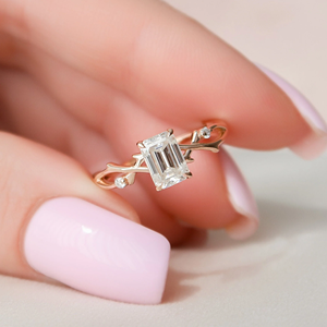 แหวนเพชรทรงเอเมอรัลด์เพาะเลี้ยงในห้องปฏิบัติการ ชุบทอง 14k สำหรับผู้หญิง ดีไซน์คลาสสิก ได้รับการรับรองจาก IGI - Product Image 2