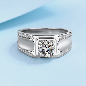 Anillo de Compromiso de Moissanita con Corte Redondo, Plata de Ley 925, Chapado en Oro Blanco, Anillo de Promesa Solitario Clásico y Elegante de Lujo - Product Image 4