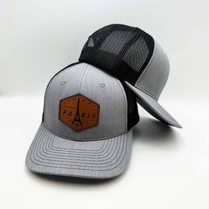 Gorra Trucker con Parche de la Torre Eiffel de París, Gris y Negra, Malla Ajustable, Cierre a Presión, Unisex, Diseño de 6 Paneles - Product Image 6