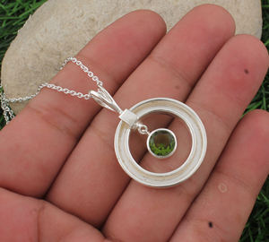 Pendentif artisanal en argent sterling 925 plaqué platine avec péridot naturel, bijoux unisexe, pierre de naissance de janvier, vente en gros - Product Image 4