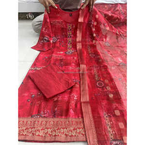 Presume del increíble color rojo de este traje en tus próximas festividades. La tela divina y lujosa con zari tejido da - Product Image 4