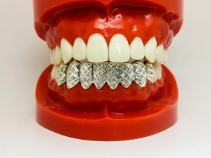 Grilles de bouche à dents de diamant Grillz VVS Moissanite en argent sterling 925 glacé Hip Hop sur mesure de l'exportateur indien - Product Image 5