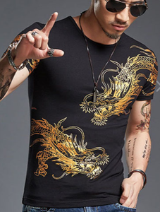 T-shirt noir à manches courtes pour homme avec impression de dragon doré, coupe ajustée, col rond, style streetwear, jersey en coton respirant. - Product Image 1