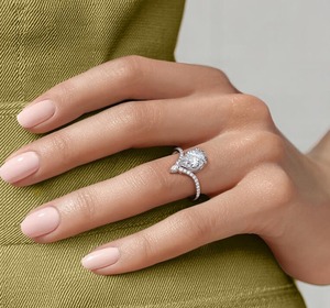Bague de fiançailles en or rose 18 carats avec grand diamant rond cultivé en laboratoire |   Bague torsadée en diamant et perles de culture |   Bijoux de Mariage Haut de Gamme - Product Image 3