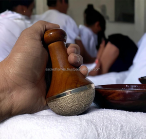 เครื่องนวดเท้าคันซาทำมือ ผิวสัมผัสแบบมีลวดลาย โดมโลหะบรอนซ์อายุรเวท ด้ามจับไม้ แพดบาห์ยังก์ อุปกรณ์ดีท็อกซ์ ขายส่ง - Product Image 3
