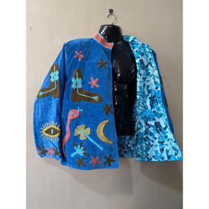 Chaqueta Bomber de Terciopelo Bordada a Mano con Cuello Mandarín, Manga Larga, Patrones Florales Azules, Corta y Ecológica - Product Image 6
