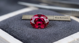 Valiosa piedra preciosa de granate rojo suelta, de forma ovalada, 6x4 mm, facetada, para joyería. - Product Image 1