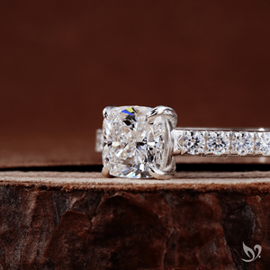 Anillo de Compromiso con Diamante Cultivado en Laboratorio, Corte Cojín, 1 Quilate, Banda Pavé Catedral, Oro Blanco de 10K, Aniversario, Boda, Lujo - Product Image 2