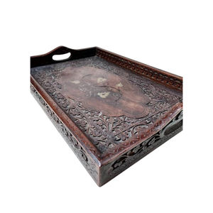 Plateau de service en teck de style marocain antique, design sculpté à la main, plateau décoratif vintage pour café avec poignées et incrustations en laiton - Product Image 1