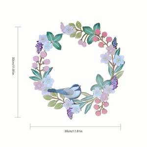 Magnifique couronne en métal peinte aux couleurs pastel, ornée d'un oiseau mignon, de baies rose pâle et de fleurs blanches, parfaite pour la décoration murale printanière. - Product Image 2