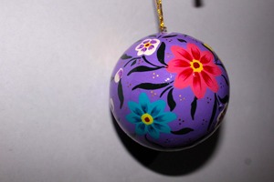 Ornement de Noël en papier mâché écologique peint à la main, boule suspendue florale, décoration d'arbre, décorations pour la maison, cadeau de fête - Product Image 3