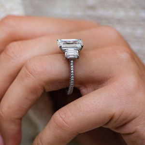 Anillo de compromiso con tres moissanitas de corte esmeralda y halo oculto, de oro blanco macizo de 10K, anillo de boda solitario de tres piedras con corte esmeralda - Product Image 2