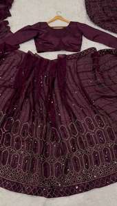 Sari de Seda Kasturi Estilo Bollywood Indio con Lentejuelas, Hilo y Trabajo Dori, y Blusa de Satén Japonés con Trabajo de Lentejuelas - Product Image 5