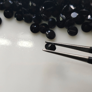 พลอยออนิกซ์สีดำธรรมชาติ ขนาด 5 มม. ทรงกลม คุณภาพดีที่สุด พลอยเม็ดเดี่ยวสำหรับทำเครื่องประดับ ขนาดปรับแต่งได้ จากร้านเรดเมาท์เทน เจมส์ - Product Image 3