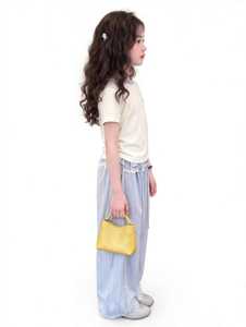 ONETEN APPAREL เสื้อยืดแขนสั้นเด็กสีครีมพิมพ์ลายตัวอักษรคอกลม - Product Image 4
