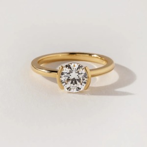 Anillo de Diamante Cultivado en Laboratorio de 1.3ct, Oro Amarillo de 14K, Engaste Redondo, Proveedor de Joyería Personalizada - Product Image 1