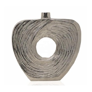 Florero de metal plateado de alta calidad, adorno decorativo para mesa, para la decoración del salón o pasillo, elegante florero de interior para uso doméstico. - Product Image 5