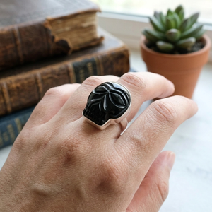 Anillo Clásico de Plata de Ley 925 con Calavera de Ónix Negro Tallada a Mano y Engaste de Bisel - Product Image 2