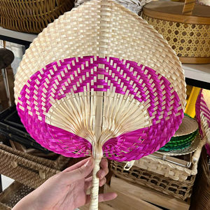 Abanico de Mano Pintado a Mano con Hojas de Palma de Bambú de Vietnam, con Color y Tamaño Personalizados para Regalos Promocionales y Decoraciones de Boda - Product Image 1