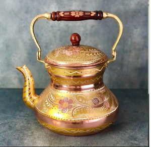 Tetera antigua de cobre con una textura única y boquilla dorada. Estilo vintage ahora disponible a precios de mayorista. - Product Image 2