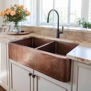 Évier de cuisine en cuivre distinctif, à cuve unique profonde, offrant une utilité pratique et une embellissement intérieur élégant - Product Image 4
