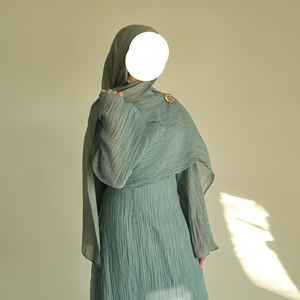 Robe Cape Élégante en Tissu Froissé OEM avec Broche, Couleur Unie, Fluide et Modeste, Abaya Dubaï pour Femme Musulmane - Product Image 2