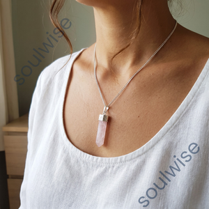 Collier pendentif crayon hexagonal religieux en obsidienne noire - Product Image 2