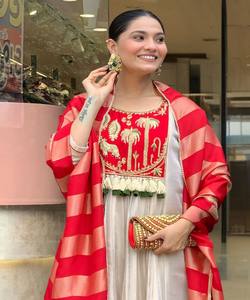 Ensemble haut, bas et dupatta de luxe en coton fantaisie avec broderie à motifs, pour festivals et soirées, prix de gros, vêtement ethnique rouge - Product Image 5