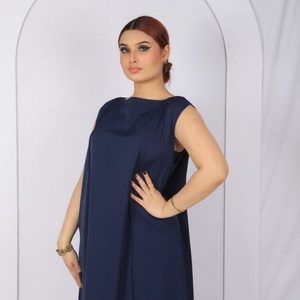 Robe longue marine sophistiquée pour femme, sans manches, avec une coupe drapée décontractée, idéale pour les garde-robes islamiques contemporaines et modestes. - Product Image 1