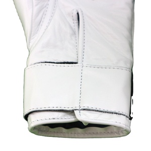 Gants d'entraînement de boxe blancs Winning avec fermeture auto-agrippante, taille, couleur et design personnalisés, entraînement et compétition de boxe professionnels - Product Image 4