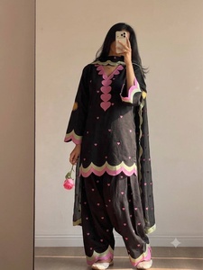 Nouvelle collection exclusive de Salwar Kameez de style indien et pakistanais pour les fêtes, disponible au meilleur prix - Product Image 2