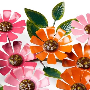 Couronne florale en métal coloré avec des marguerites roses et oranges et des feuilles vertes, parfaite pour une charmante décoration de porte printanière - Product Image 6
