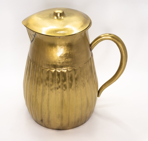 Pichet à eau vintage en métal doré cannelé avec couvercle bombé et poignée courbée, vaisselle tendance, pichet en cuivre poli - Product Image 2