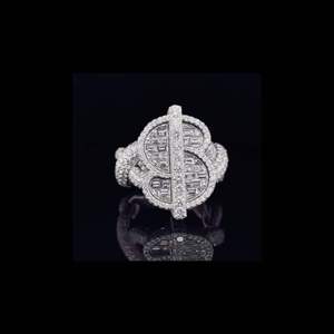 Anillo de Lujo con Diseño de Símbolo de Dólar, Completamente Cubierto con Diamantes CZ, Estilo Hip Hop para Hombre - Product Image 2