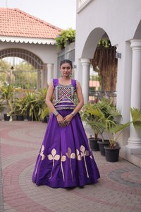 Lehenga Choli de Seda Romana India de Lujo con Falda de 6 Metros, 24 Costuras Kali y Trabajo de Patrones Gota - Product Image 3