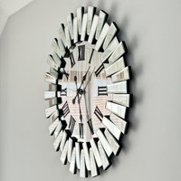 Horloge murale ronde élégante avec chiffres romains et panneaux en verre réfléchissant, parfaite pour la décoration intérieure contemporaine, en provenance d'Inde.