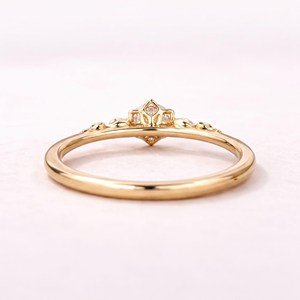 แหวนหมั้นเพชรทรงกลมแบบมินิมอล ทองคำแท้ 10k 14k 18k ฝังแบบ Claw Setting เพชรเพาะเลี้ยง สี E ความใส VVS รับรองโดย IGI เครื่องประดับคุณภาพสูง - Product Image 3
