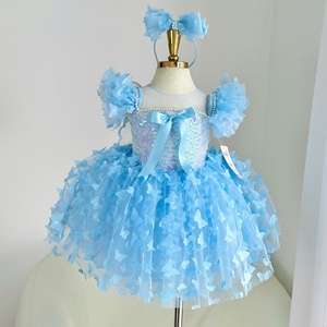 Robe de princesse papillon pour fille 164 avec corsage à sequins, jupe en tulle superposée, grandes ailes au dos et détail nœud pour les fêtes par Nhung Nguyen - Product Image 2