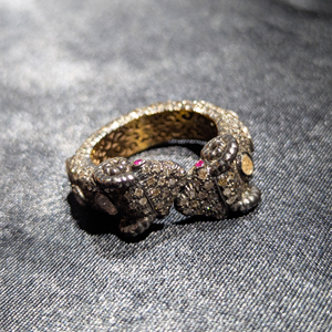 แหวนเงินแท้ 925 รุ่น REYES Victorian ลายช้างสองหัว ประดับเพชรพอลกี้แบบไม่เจียระไนและทับทิม เครื่องประดับชั้นดี - Product Image 3