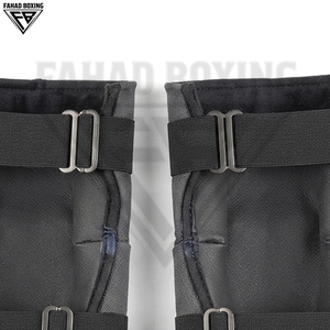 Rodilleras Protectoras Personalizadas con Acolchado Flexible y Compresión, Acabado Negro Elegante y Ribete Plateado para Seguridad Deportiva - Product Image 5