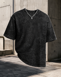 T-shirt unisexe oversize noir délavé 100 % coton, style streetwear, col rond, manches courtes, coupe ajustée, longueur standard, logo imprimé sur le devant - Product Image 1