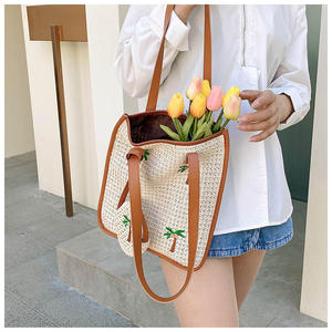 Añade un toque de estilo festivo con este precioso bolso de hilo natural diseñado con motivos de palmeras y un monedero a juego. - Product Image 3