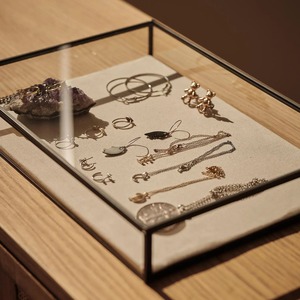 Elegante Caja de Joyería Minimalista de Latón Negro Lacado y Vidrio con Diseño Duradero para Exhibición de Joyería Artesanal Única - Product Image 6