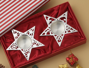Panier de Noël avec un ensemble de 2 porte-bougies en forme d'étoile - Product Image 1