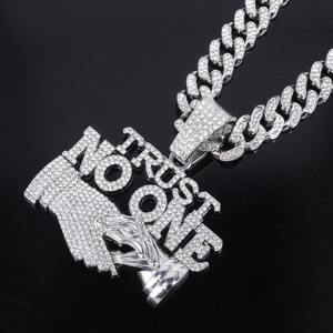Chaîne cubaine tendance pour hommes européens et américains, style hip-hop, en alliage doré, avec pendentif motif croix incrusté de diamants - Product Image 4