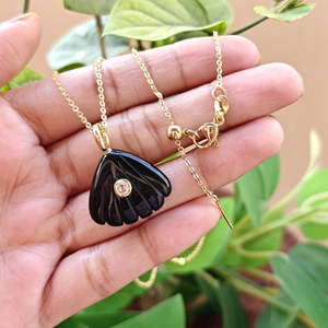 Nouveauté : Collier plaqué or avec pendentif coquillage sculpté à la main en onyx noir et zircon blanc incrusté, bijoux en gros - Product Image 4