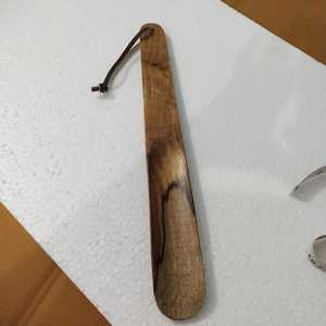 Chausse-pied long en bois de manguier fait main, finition élégante avec boucle en cuir véritable pour un port facile à prix abordable - Product Image 1