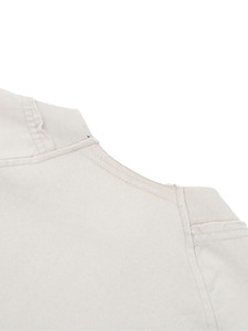 **Nombre del Producto:** Camiseta Raglán con Cuello Simulado y Efecto Desgastado **Nombres Alternativos:** Camiseta con Cuello Simulado y Borde sin Rematar, Estilo Vintage, Streetwear - Product Image 2