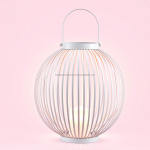 Linterna de rayas de Metal blanco contemporáneo con asa elegante portavelas para decoración del hogar, bodas y eventos únicos al aire libre - Product Image 6
