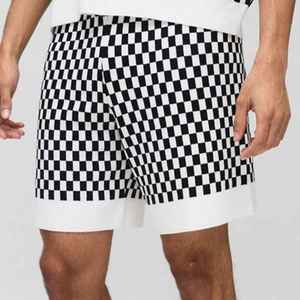 Shorts décontractés pour hommes à motif à carreaux, taille élastique, avec empiècements, coupe mi-haute - Product Image 1